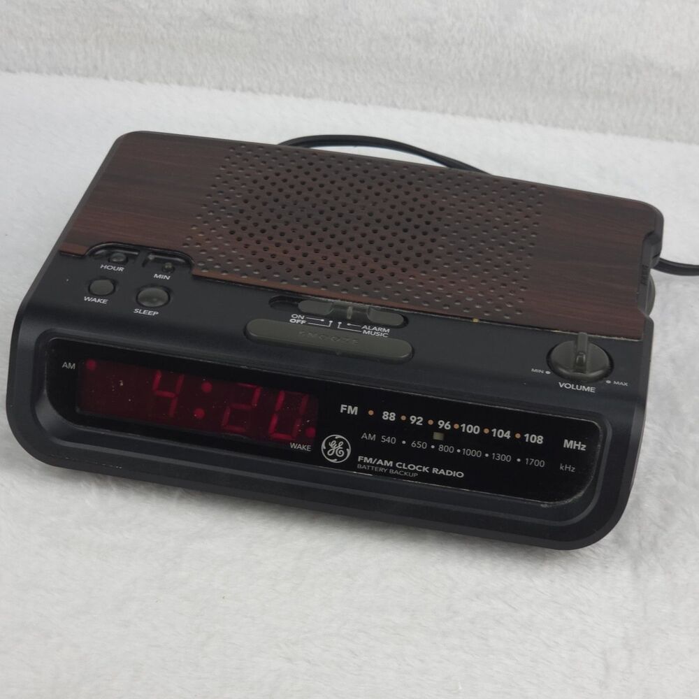 Vintage GE 7-4613A AM FM Clock Radio Alarm Woodgrain Tested Working